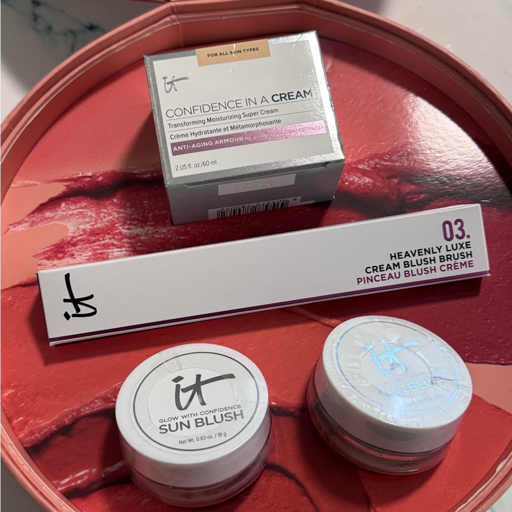 IT Cosmetics cream blushes, plus confidence in a cream and brush! Iconic package